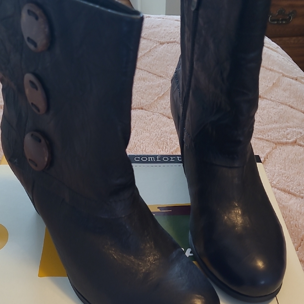 Spring Step Black Heeled Boots with Sleek Design